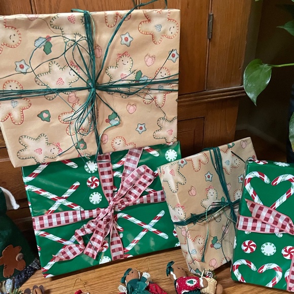 Gingerbread theme complete tree decor including tree skirt 🎄 - Picture 4 of 10